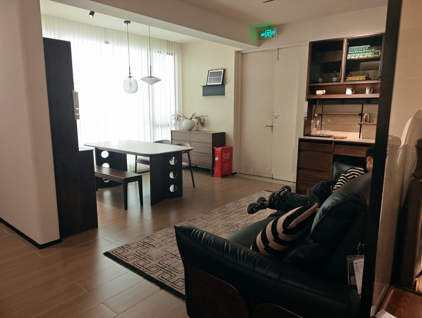 儿子特别迷恋源氏木语的客餐厅角，每次来必坐必打卡