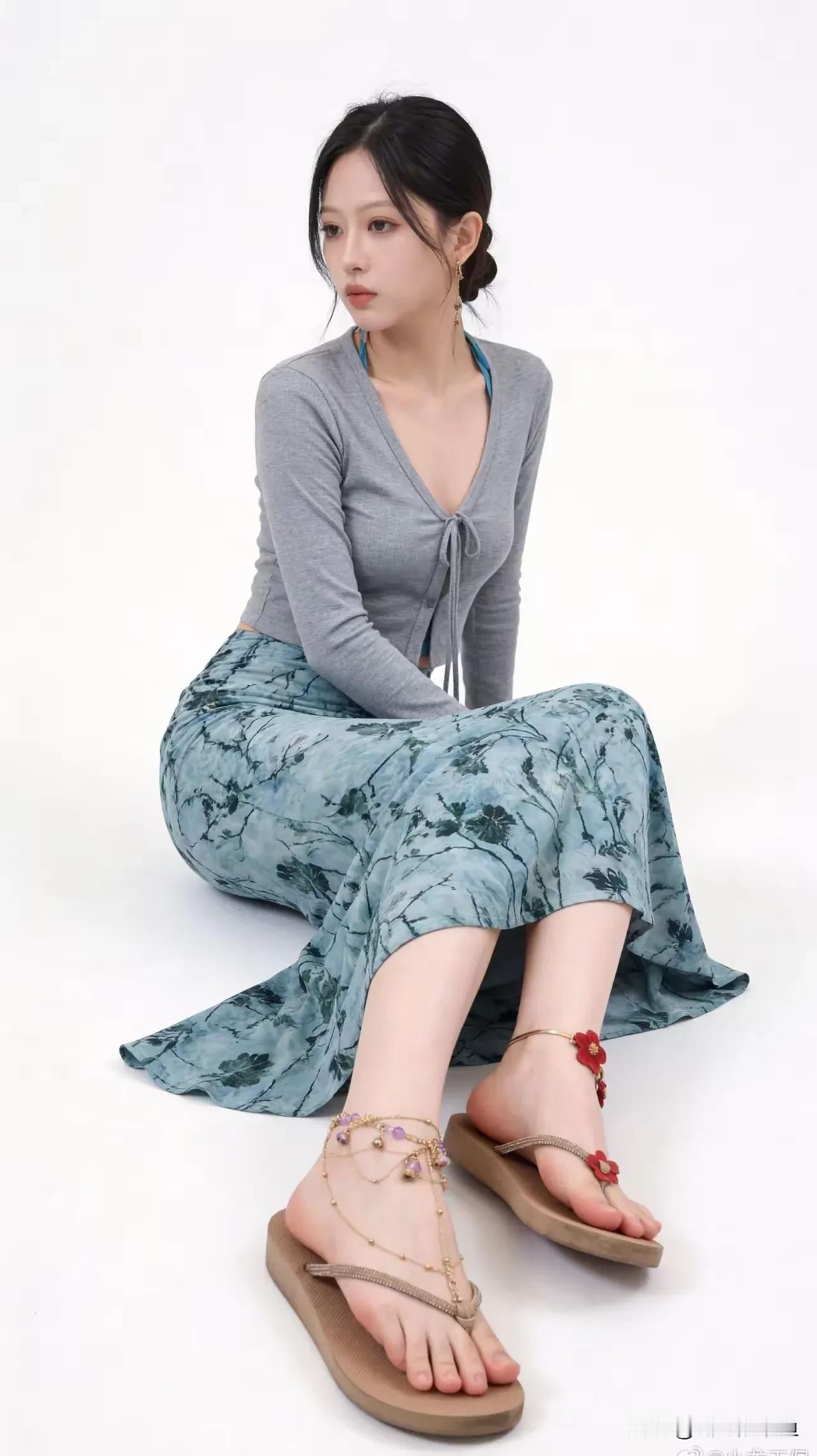 夏天已经销声匿迹。风中传来你的消息。美人美人。
