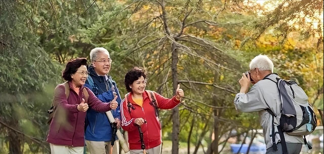 据了解，澳大利亚有一批华人，原本都是国内体制内的退休人员，五十岁时来到澳大利亚，