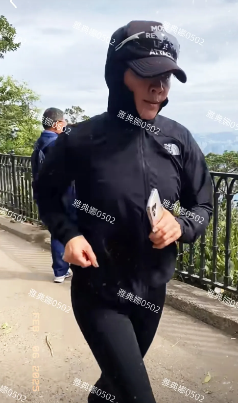 香港太平山偶遇刘嘉玲跑步，60岁的她本人跟电视上反差很大，素颜皮肤略黑老态明显跟