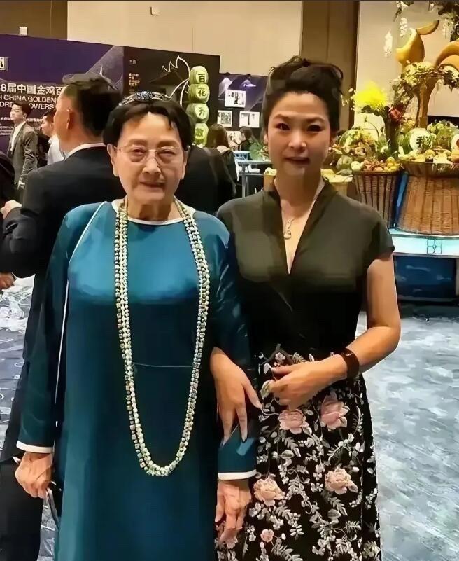这是中国最美的老奶奶了吧，能认出她的，你的年龄应该有50岁以上了。她年轻时候演的