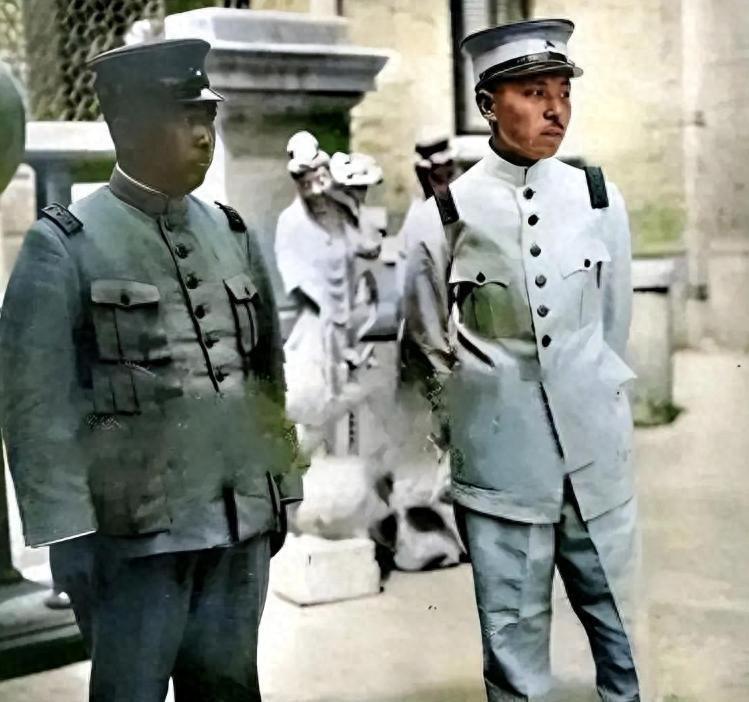 1928年杨宇霆被处决前与张学良合影，仔细观察二人站姿，或许早已反映出关系的微妙