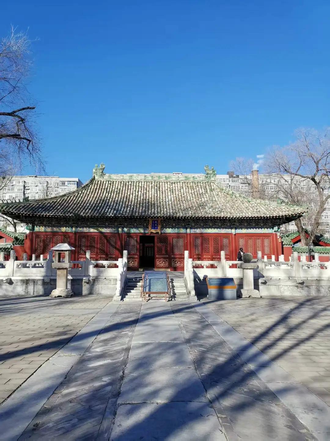 《一亩三分地》北京有个先农坛，院里一亩三分地。京城没处看小麦，您可去那看