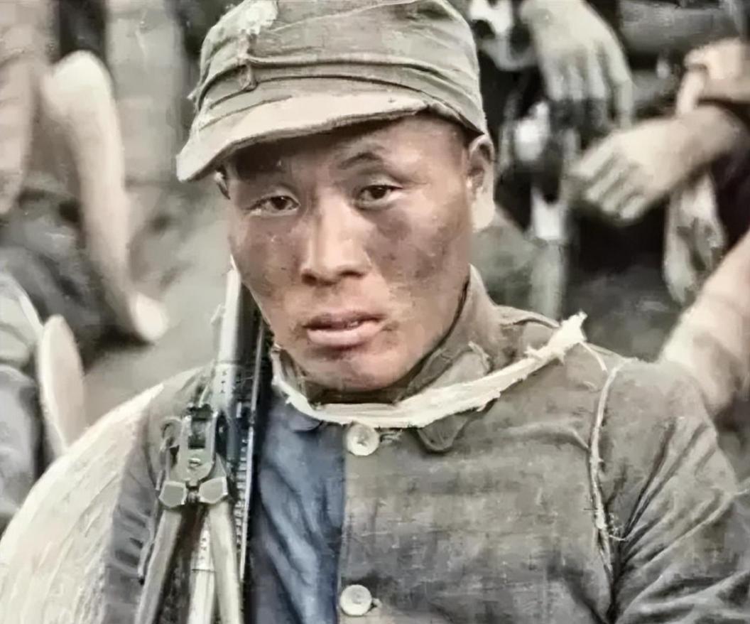 1945年，一名机枪手为了躲避日军，选择绕上山路前进，没想到意外发现100多名正