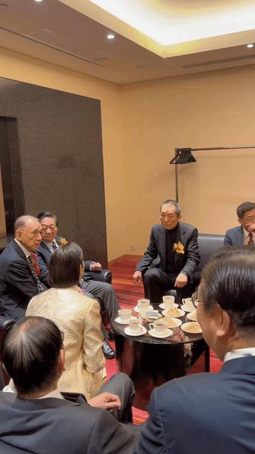 杨澜这江湖地位还是可以的，她一进门，一屋子大佬全部起身迎接，张艺谋早早站起来，满