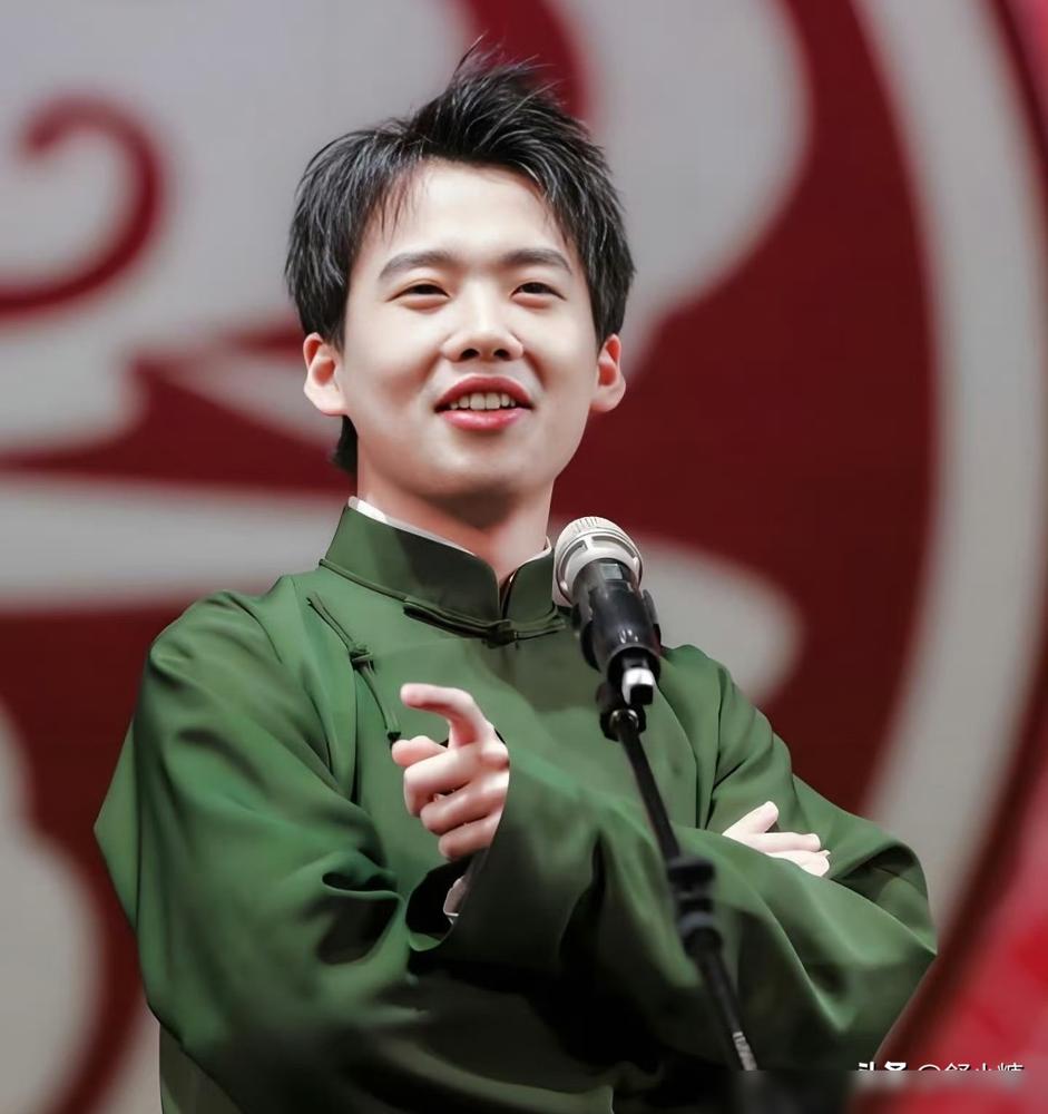 郭麒麟放话：绝不接德云社的班2026年德云社封箱，郭德纲当着上万观众攥着你的