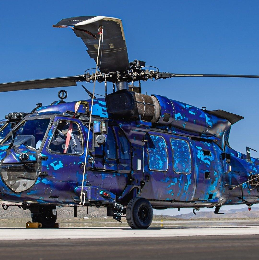 第160特种作战航空团（160thSOAR）的MH-60M“黑鹰”直升机身披海