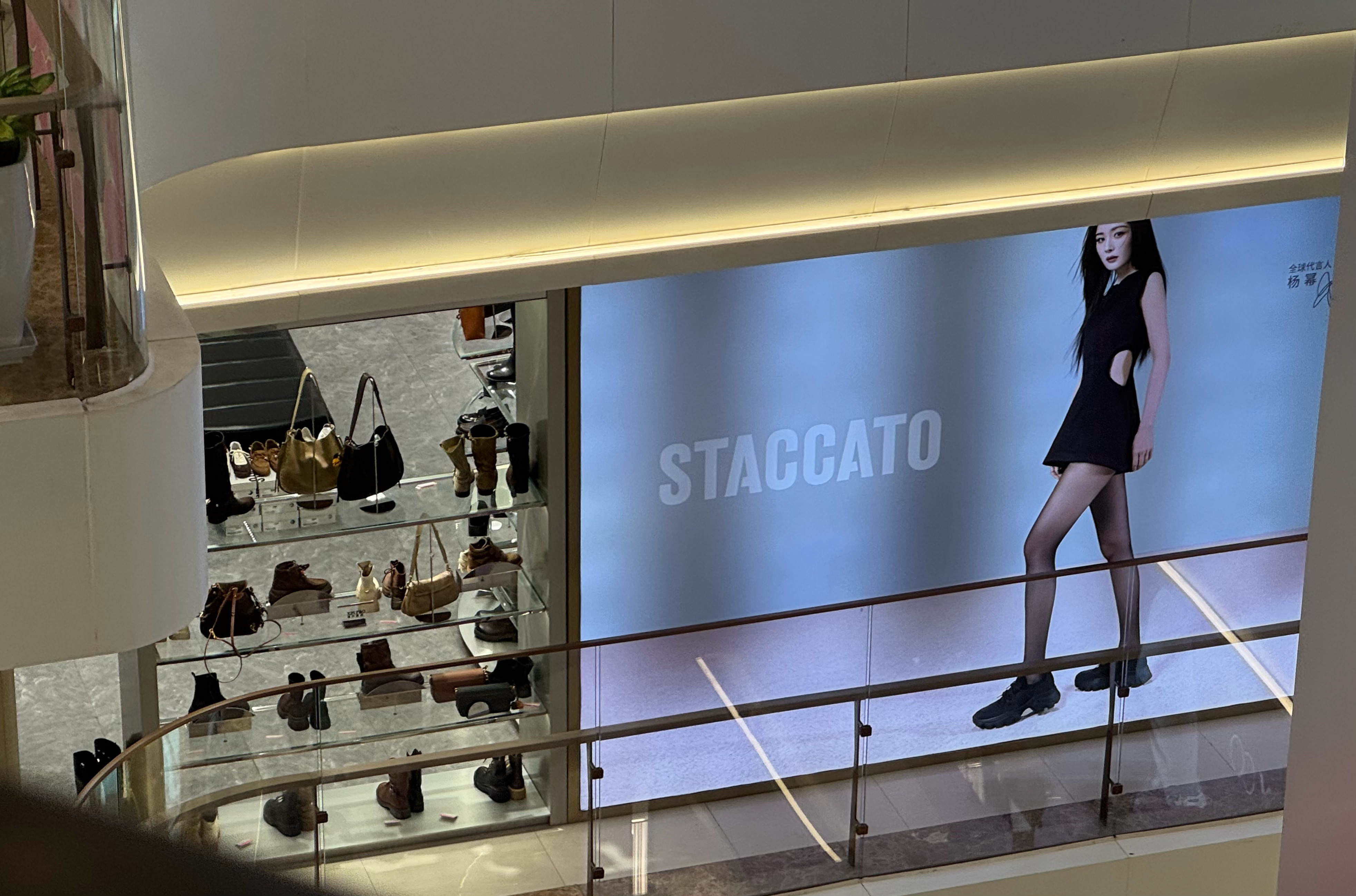 杨幂出来逛街又偶遇杨幂，代言多的好处