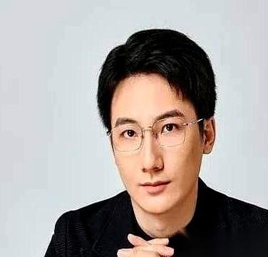 “领先大陆一百年”。我就记得他这句话了。现在再看他那张写满落魄的脸，真像个笑