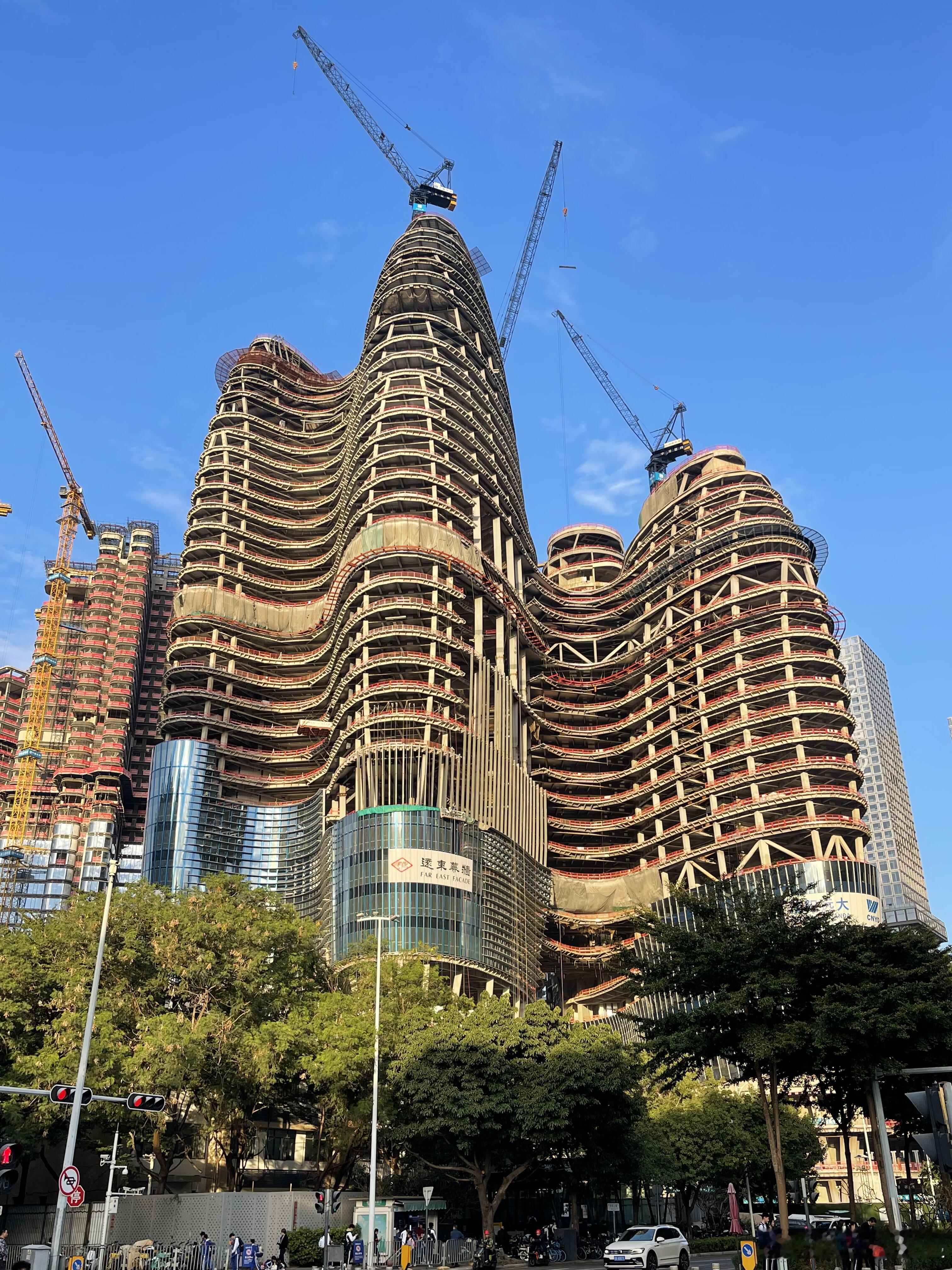 深圳湾的OPPO超级总部，看着就好有设计感，幕墙已经在安装了