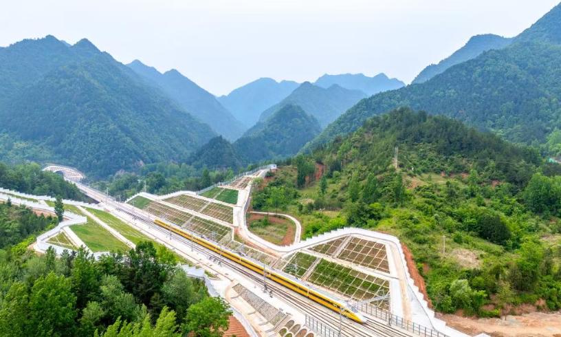 西十高铁：秦岭天堑间的钢铁动脉2026年5月12日，一个标志着中国高铁建设新里