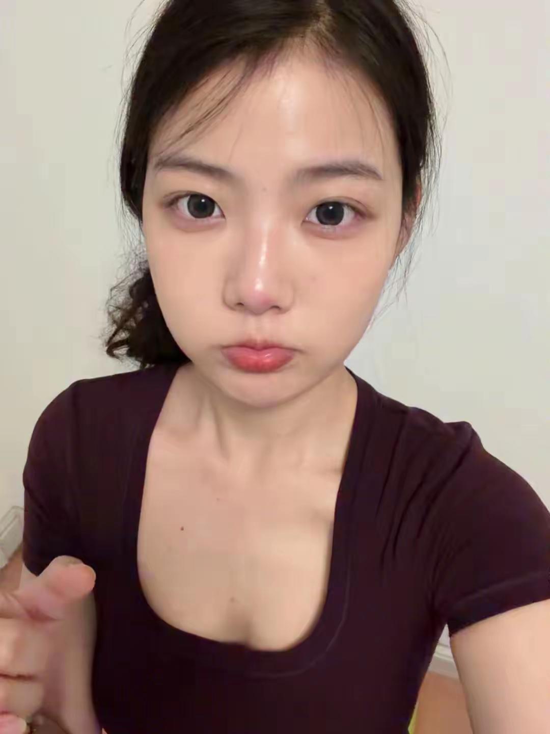 美人如玉，明眸似水。