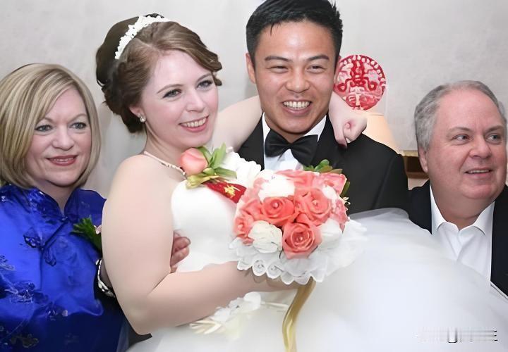 小学女教师立下“铁规”相亲十年无果，最后却嫁给老外，她一句话让所有人沉默了！都