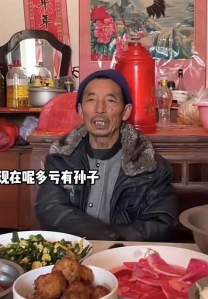 泪目！儿子意外触电身亡，儿媳丢下孩子后改嫁，但老父亲却对儿媳百般感激，他说：“我