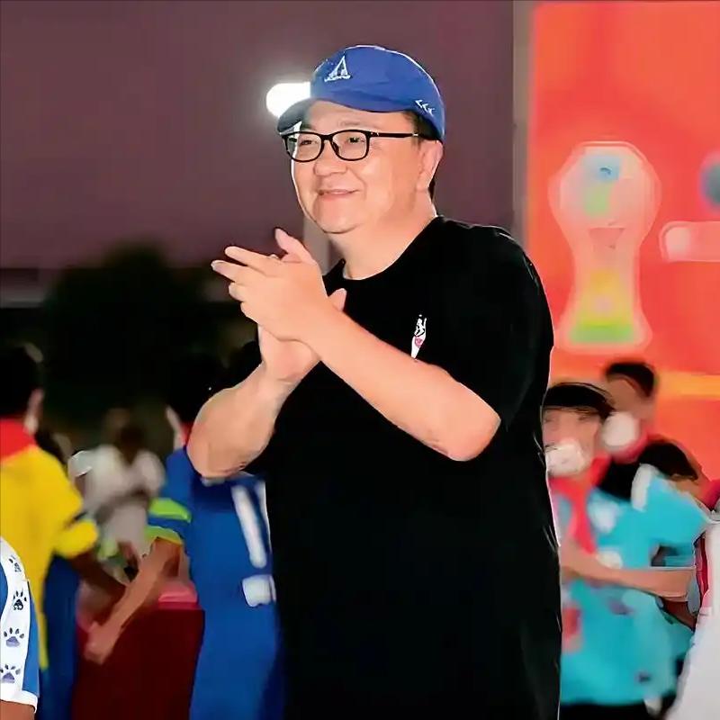 折腾了快十年的董路，突然不干了。57岁，一手拉扯起来的“中国足球小将”，说交就交