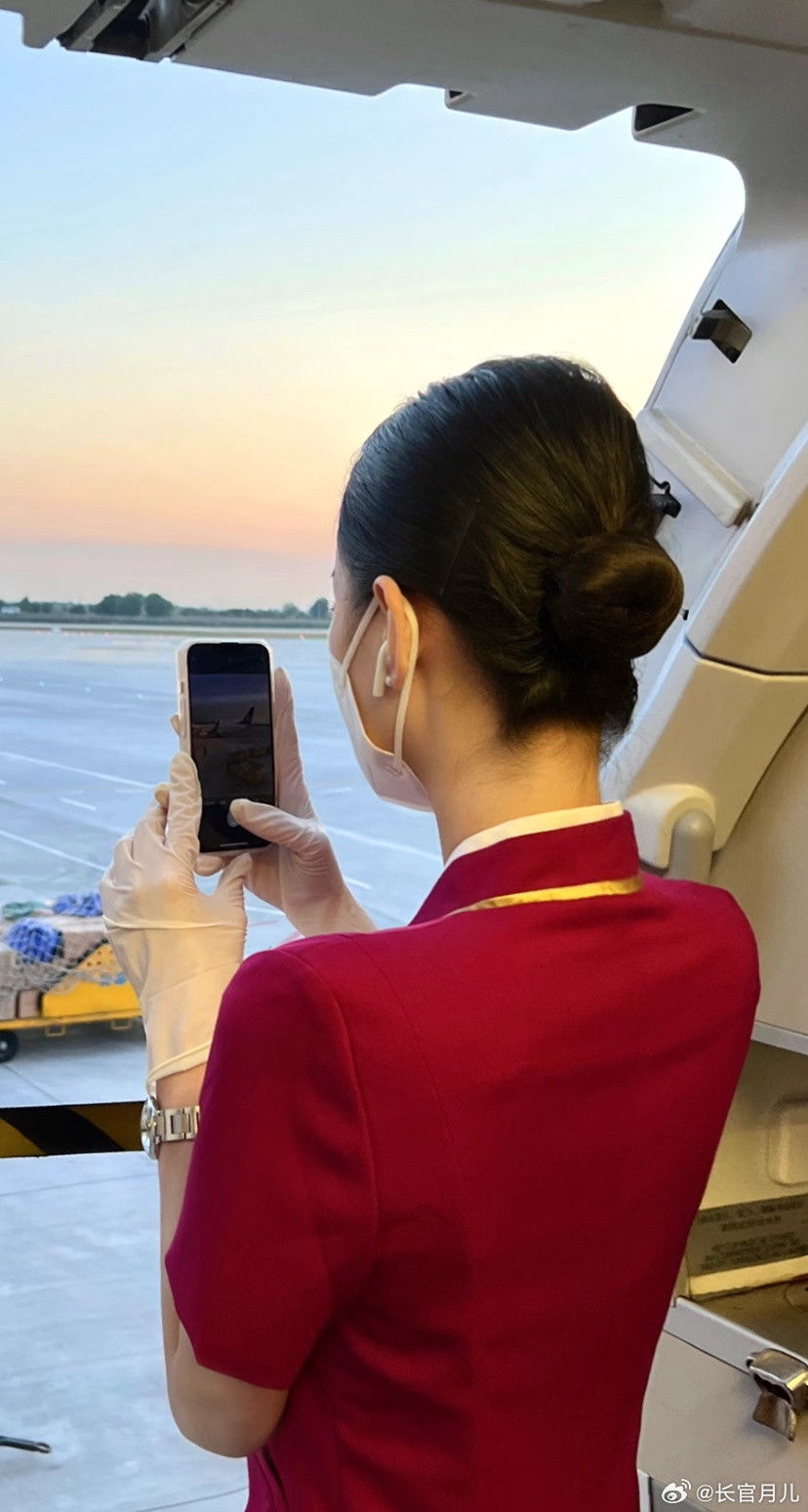 南航空姐的制服照就是美。