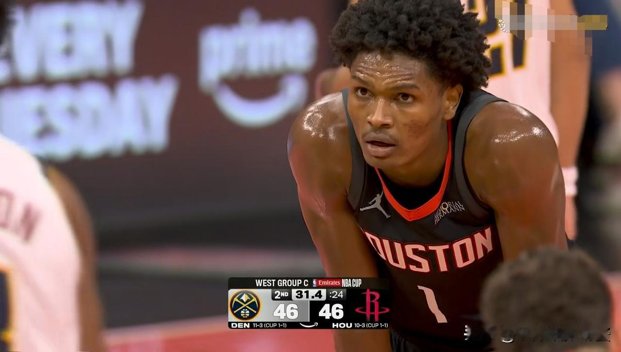 火箭球星阿门-汤普森真是欲哭无泪！在今天火箭主场以109：112输给掘金的比赛中