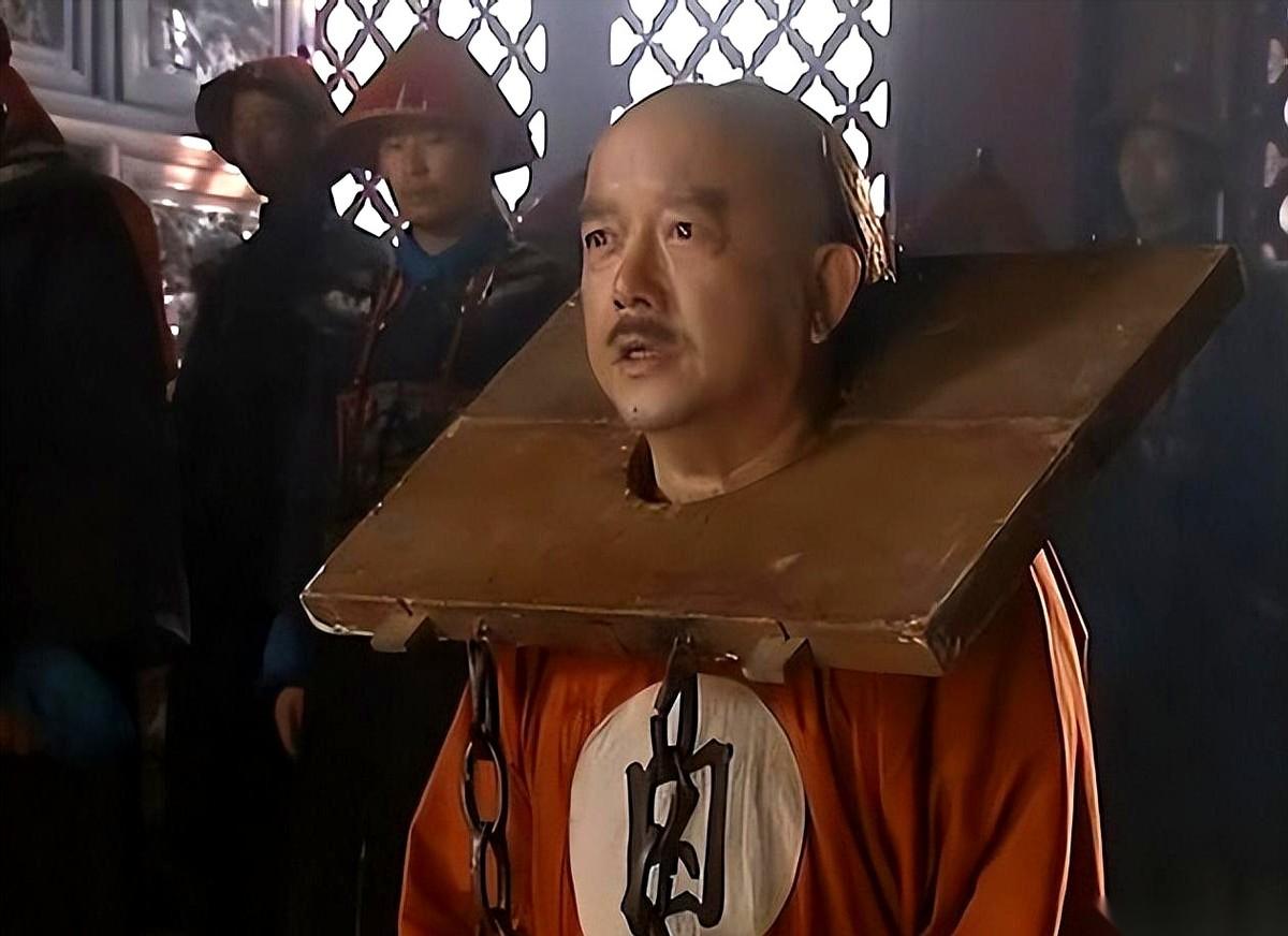聊聊和珅被赐死前，天牢里那几句话。嘉庆皇帝一身龙袍，走进那间潮湿发霉的囚室，空