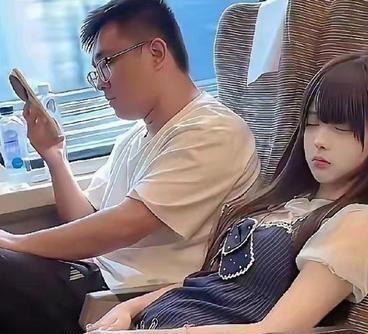 高铁上，一个男人全程低头看手机，没盯旁边女生，没偷拍，没搭讪。女生后来专门发文