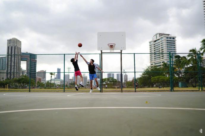 邓超给儿子庆生的方式好酷！直接po出儿子在篮球场上的运动照并配文：兄弟，生日快乐