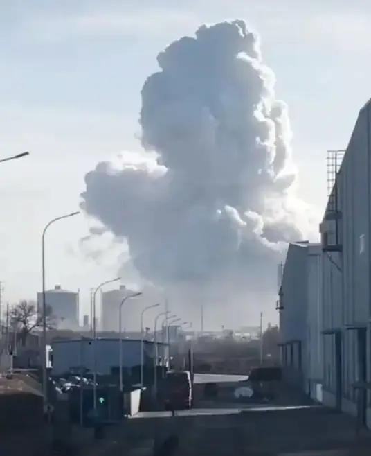 包钢爆炸太吓人！2死5失联66人送医，20公里外都有震感，安全标语别再贴墙上了