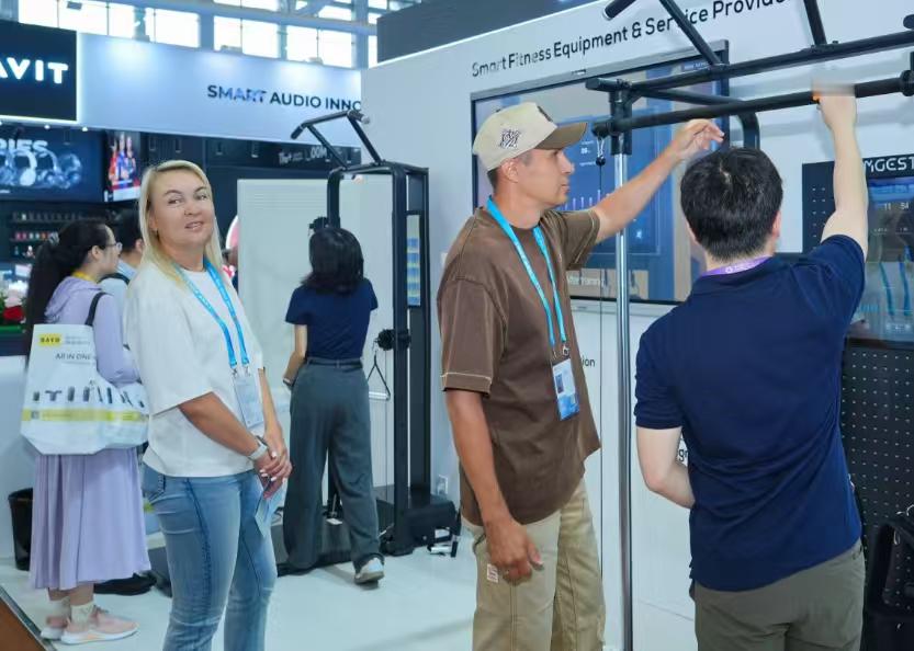 广州老外被5足机器狗惊呆了就这一个具备了自然交互、快速学习与模块化组合能力，未