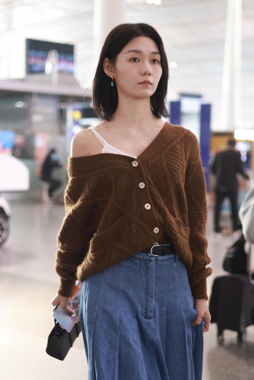 今天段奥娟现身厦门机场，她这次搭配的很有潇洒时尚魅力，看起来也格外的年轻。段