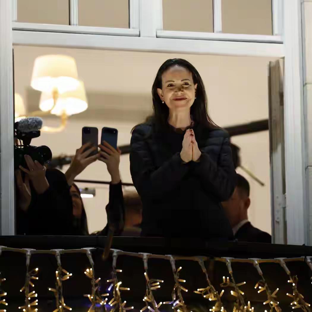 正义加持马查多抵达奥斯陆了，享受着英雄般的荣耀与欢呼，伴随着席卷