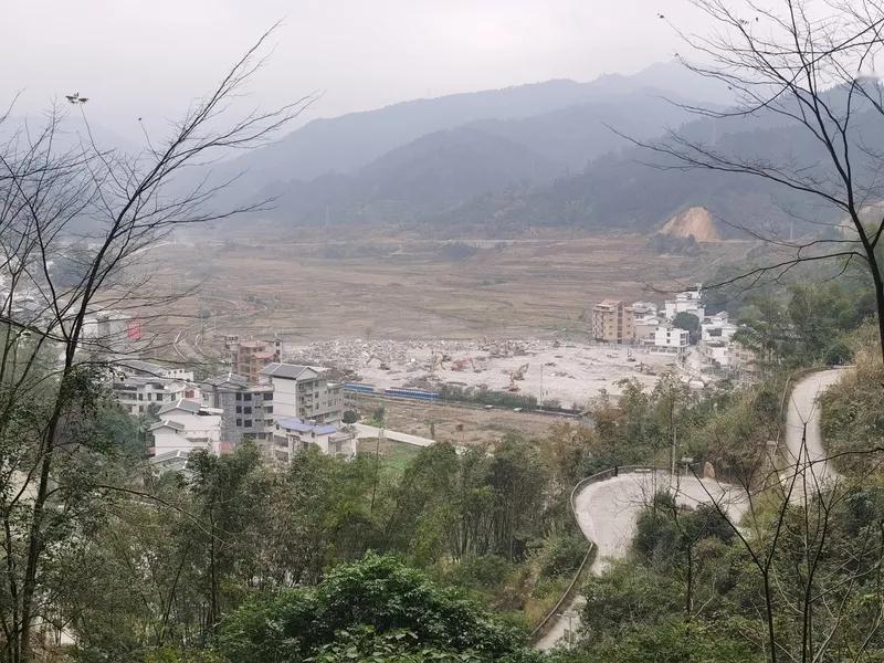 建房，门前要留一些空地，以便来客停车。做人，肚里要留一片水面，以便别人