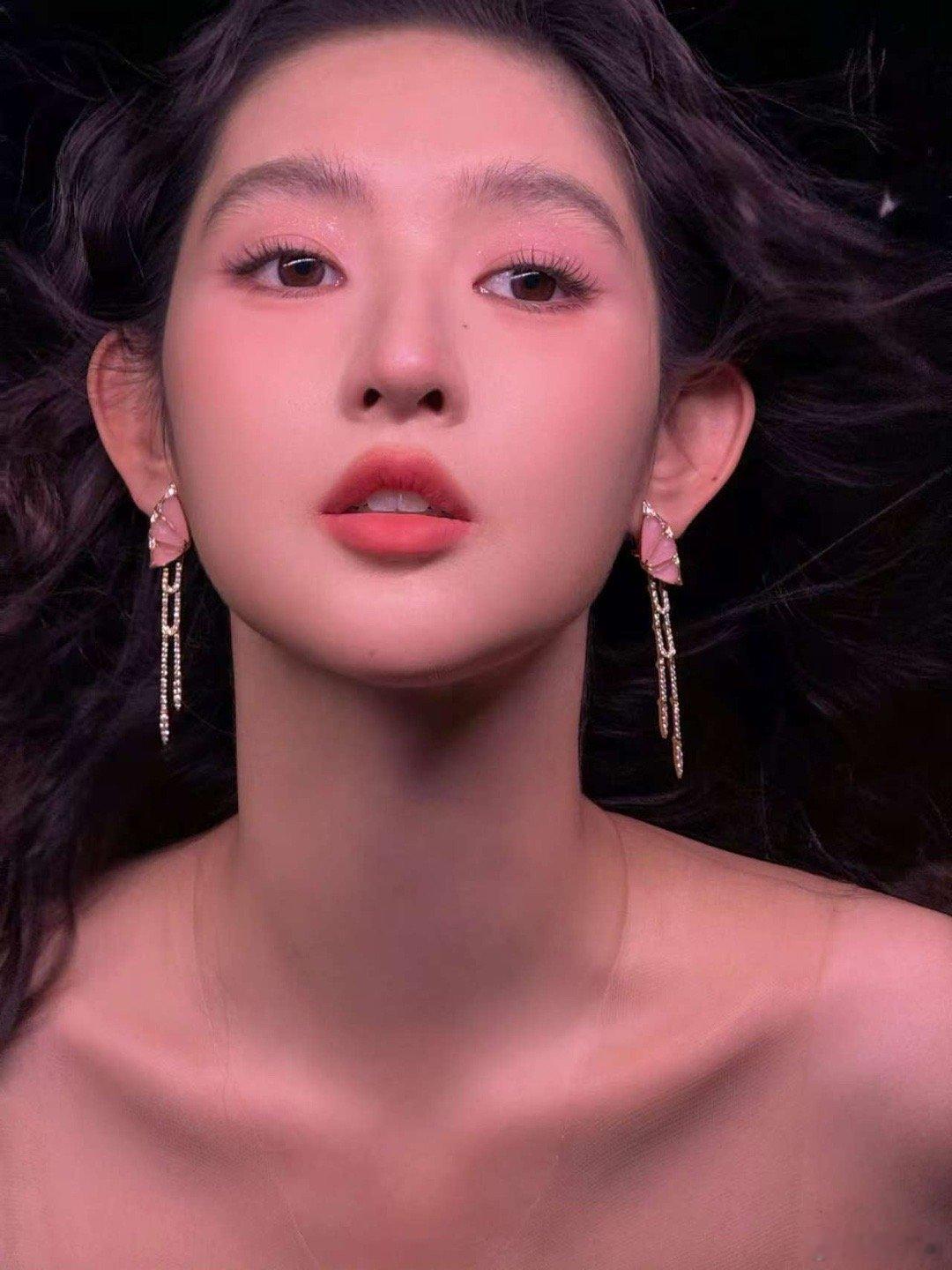 王玉雯不知道你喜欢哪个就都拍了芭莎之夜王玉雯美翻全场，抹胸裙装仙气飘飘！合照凑齐