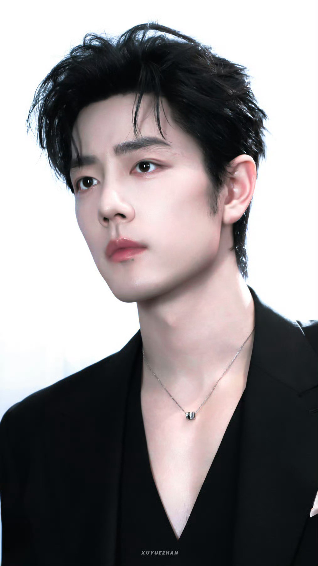 肖战热成啥样了不是我喜欢的样子你都有，而是你有的样子我都喜欢！这身造型简直帅裂屏