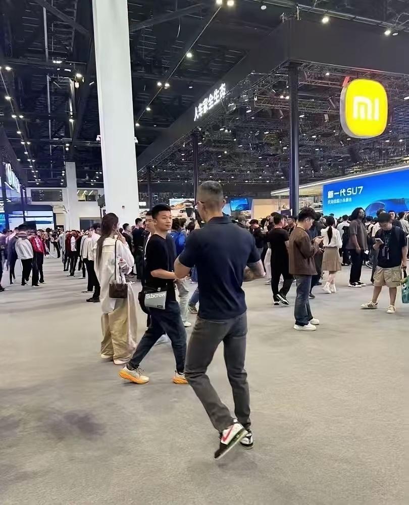 这是谁！这是在哪里了，曾经的顶流遇到现在的顶流？