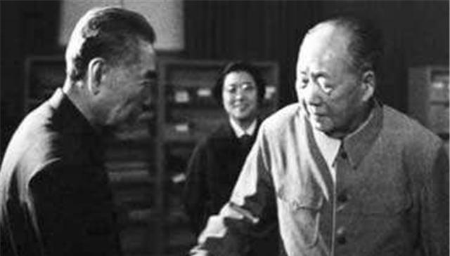 1975年，毛主席与周总理双双身患重病，主席问总理：江山要谁来守？毛主席从年轻时