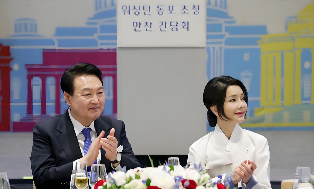 “因为你，全部搞砸了”，在尹锡悦戒严的当晚，金建希给尹锡悦说了这句话。当地时