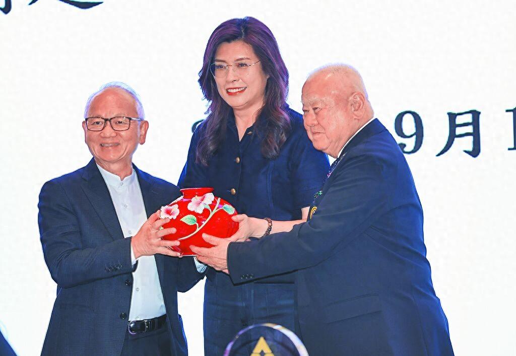 郑丽文提醒蓝营小心民进党“使坏”，三三会力挺并喊话党内团结国民党主席郑丽文1