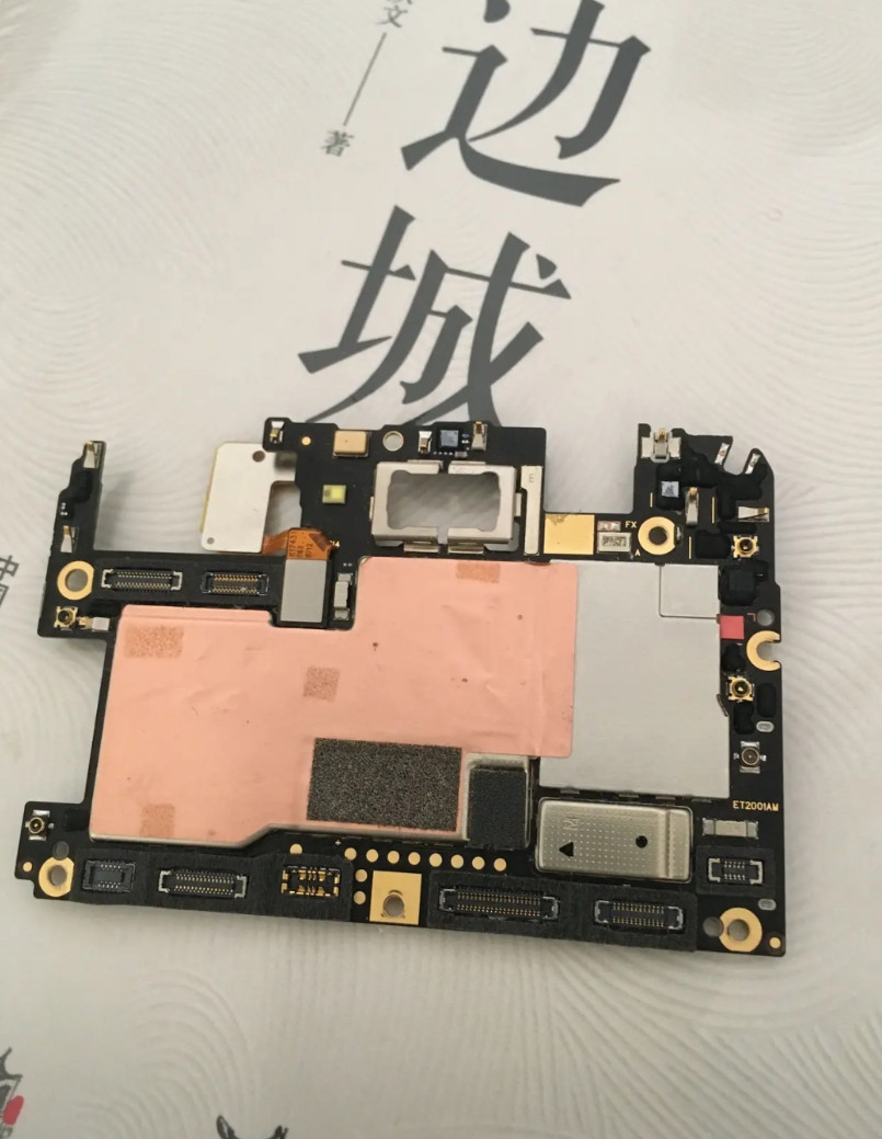国产旗舰手机的主板看上去跟山寨货一样，毫无设计感。不管是观感，还是手感，国产手