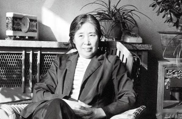 🍁参观毛主席故居后，王光美提笔写下……1983年11月，王光美专程前往韶山，