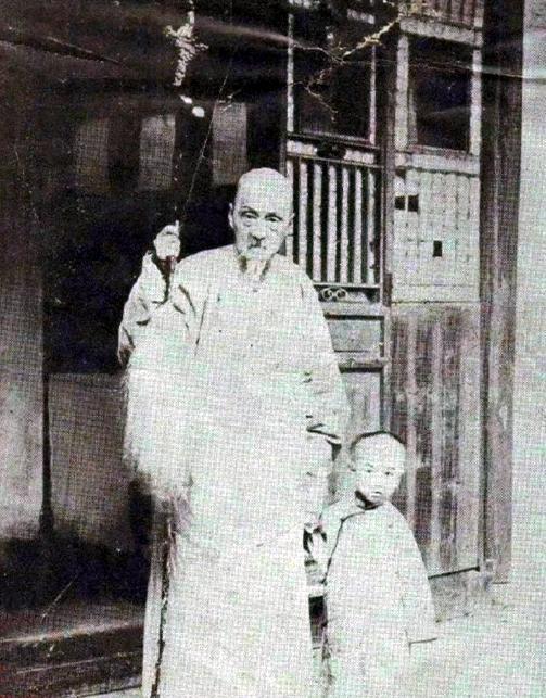 1902年，晚清文学大师俞樾拄着拐杖拉着自己最疼爱的曾孙俞平伯。这一年，俞平伯只