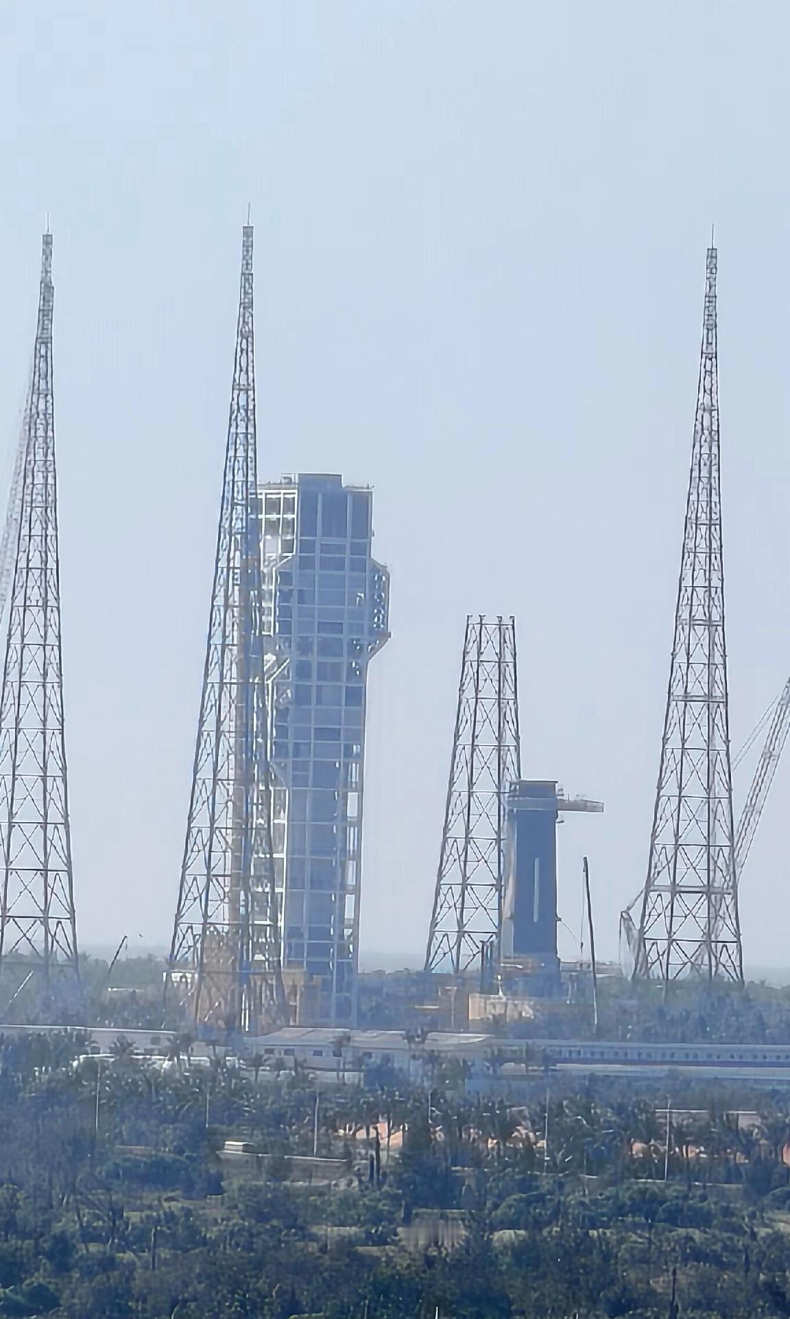 见证历史时刻！载人登月发射架安装完成，我国航天事业又迎来关键节点！从梦舟载人飞船