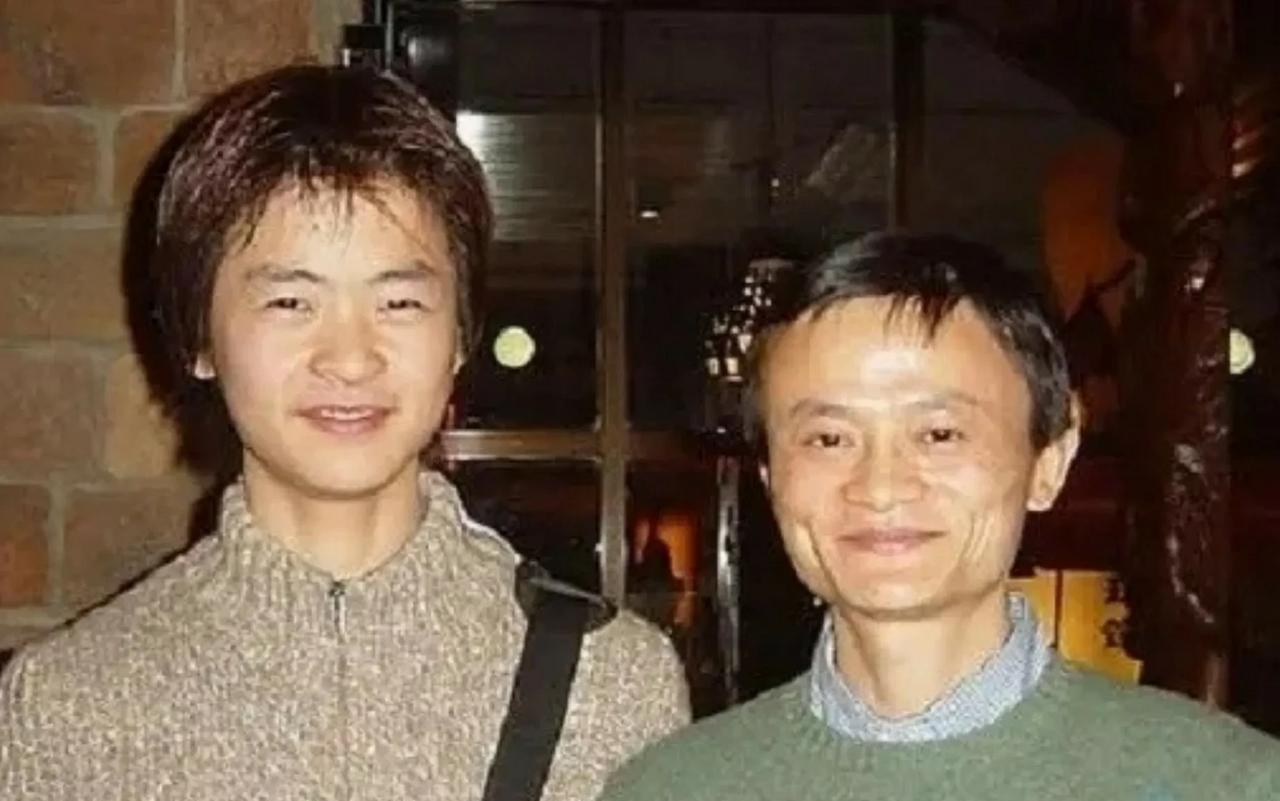 马云只有一个儿子，按照他的财富，他的儿子也是一个超级富二代，但是，他的儿子跟其他