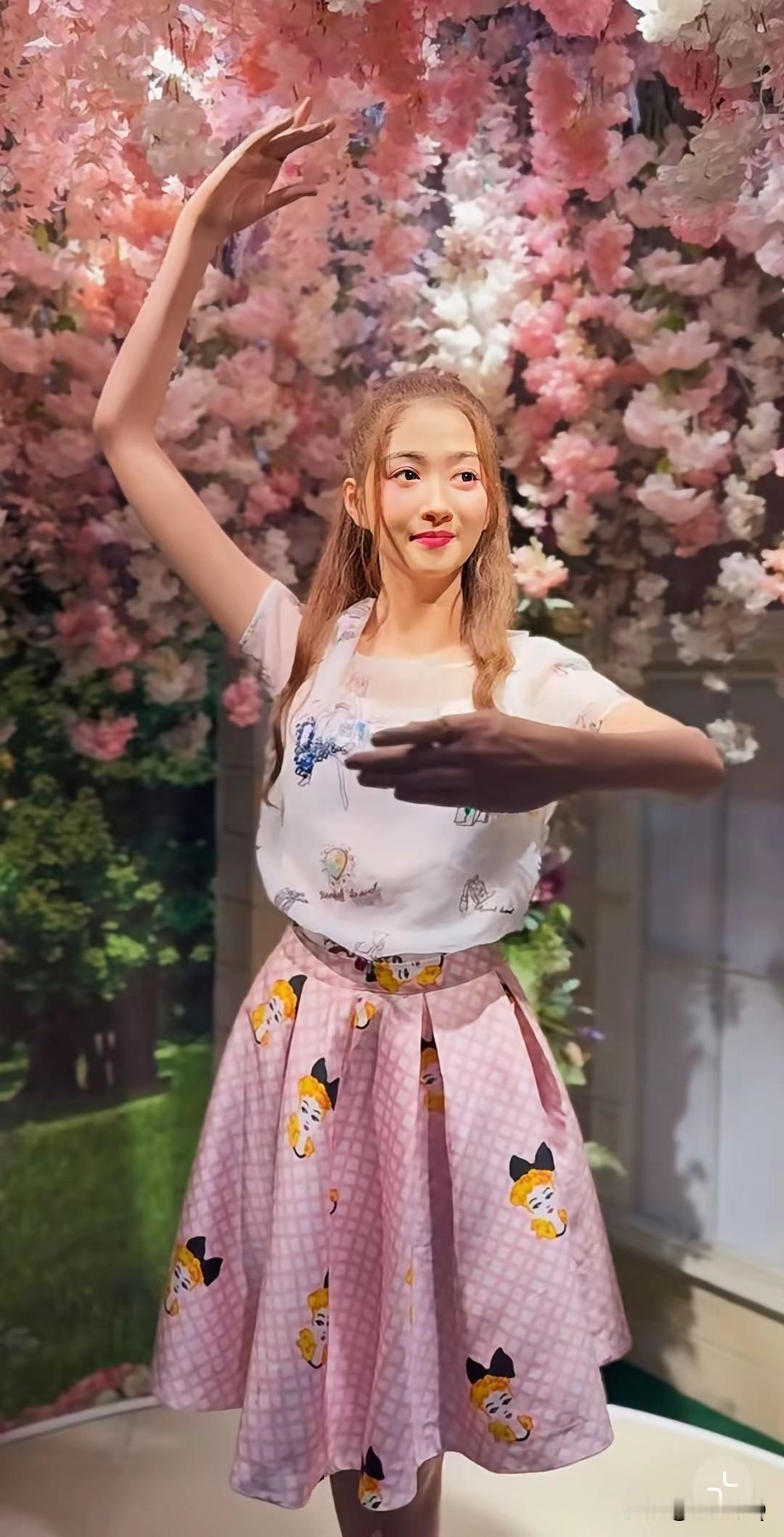 Ohno～蜡像也怕顶头光，关晓彤看到了都想打人了。