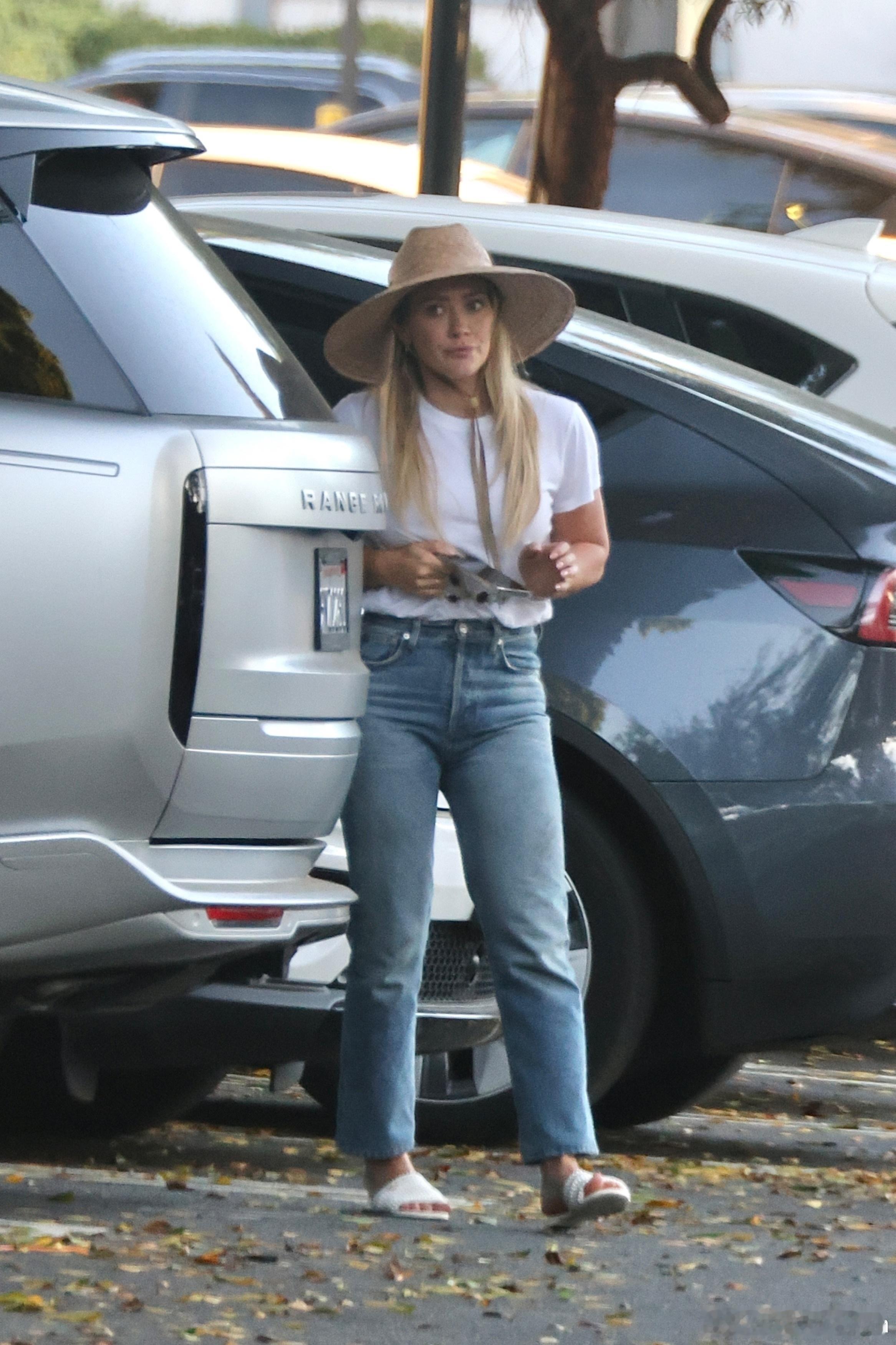Hilaryduff希拉里达芙在斯蒂迪奥城外出，带着可爱的小闺女Townes