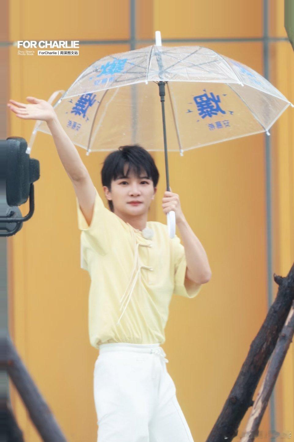 周深越来越萌了，逆生长。​​​