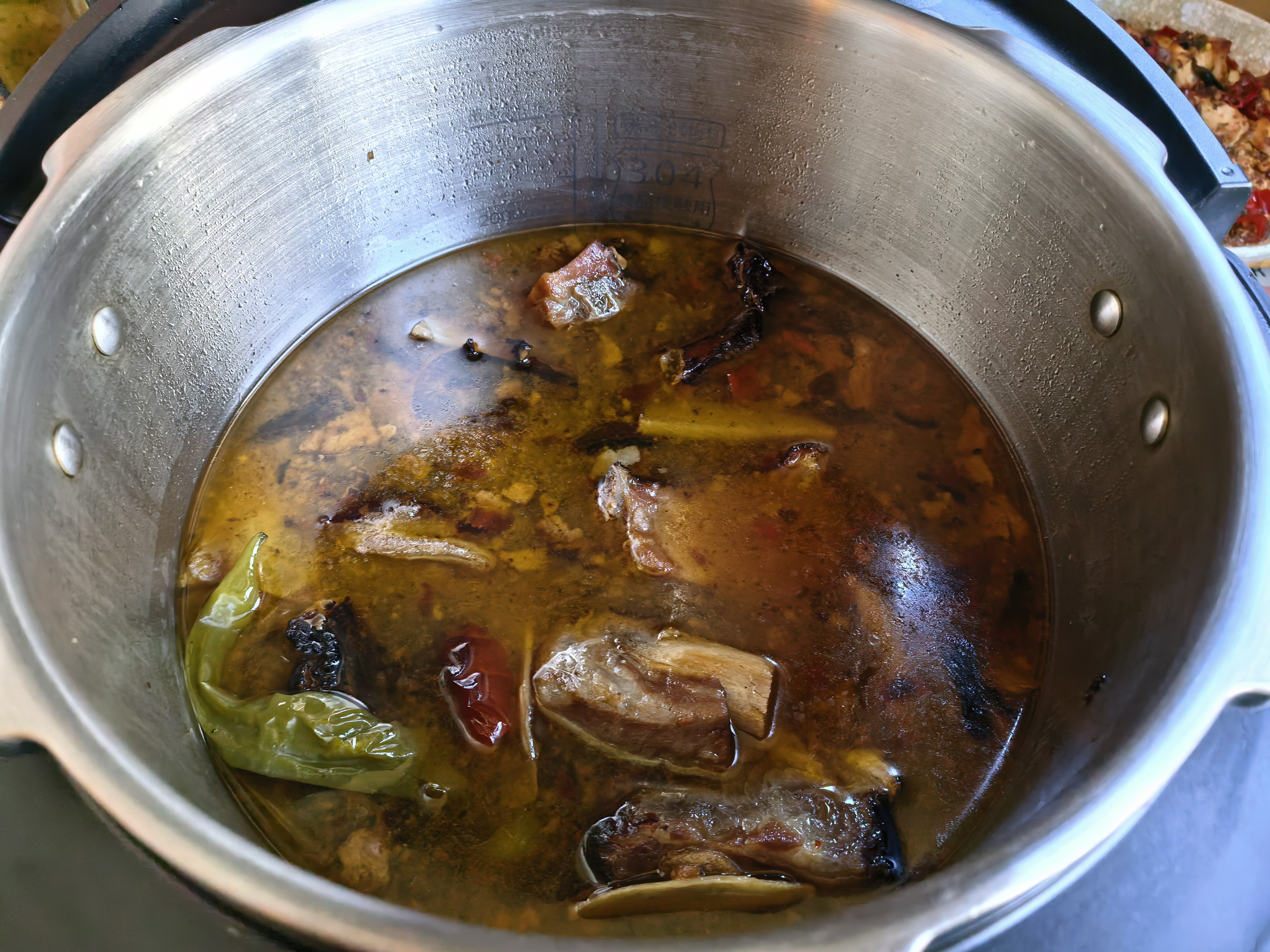 腊排骨已经炖好，今天腊排骨火锅，涮棒菜。找了3个市场，想买点白菜苔，结果摊主大姨