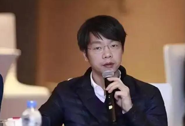 京东001号员工张奇，是刘强东在中关村卖碟时招的第一个人，学历不高，跟着刘强东白