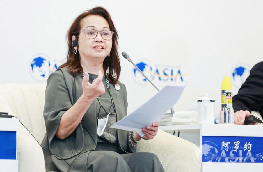 菲律宾前任总统阿罗约终于出面了。说话一句让菲律宾振奋的一句话：“西方解决国际冲突