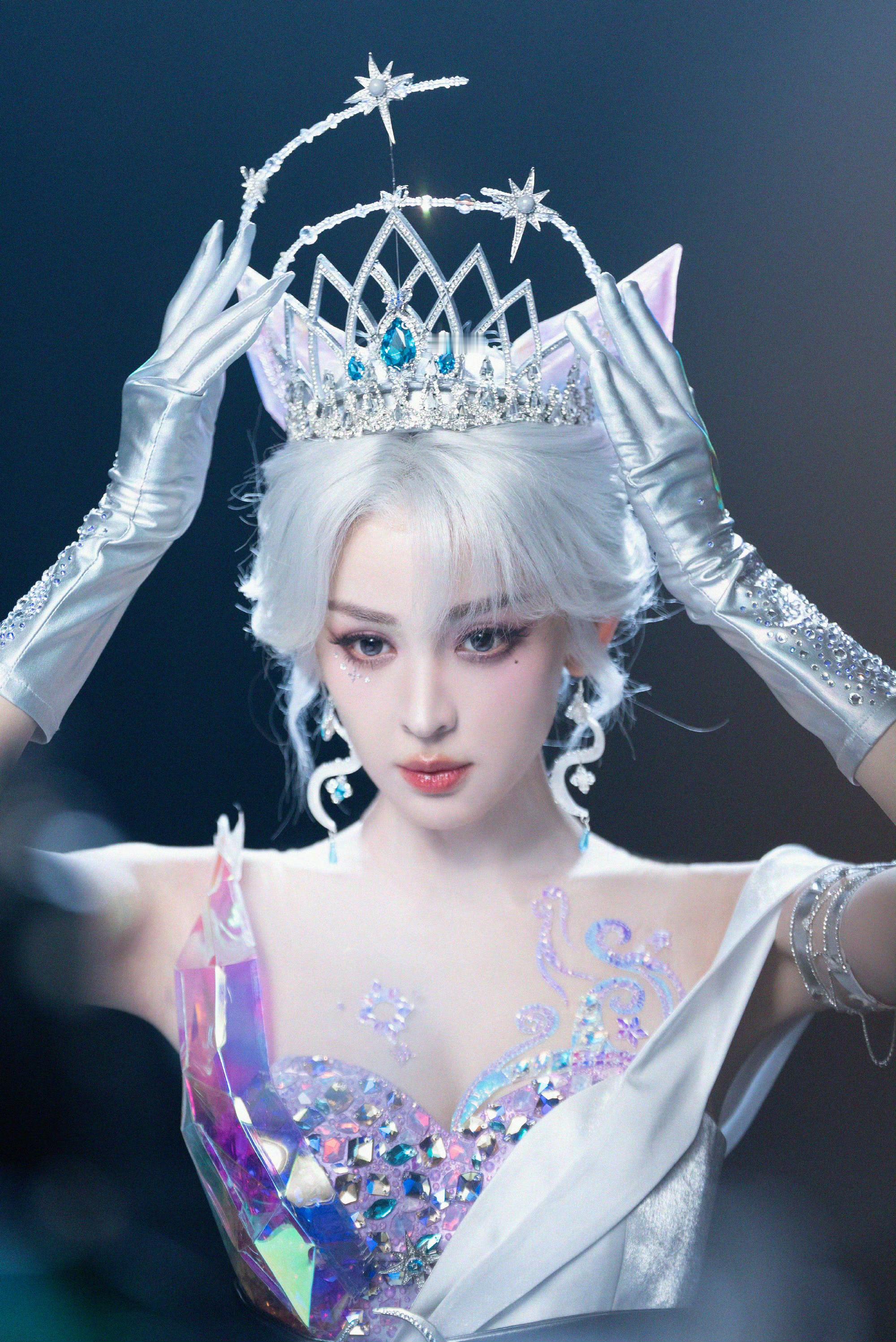 娜扎璀璨九尾狐狸娜扎九尾狐狸流光剔透的九尾造型精致绝美，娜扎自带狐系氛围感，高贵