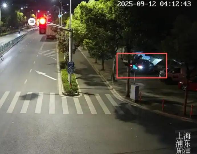 “聪明过头了！”2025年9月，上海，一男子“拉车门”时，在一辆积了一层灰的车内