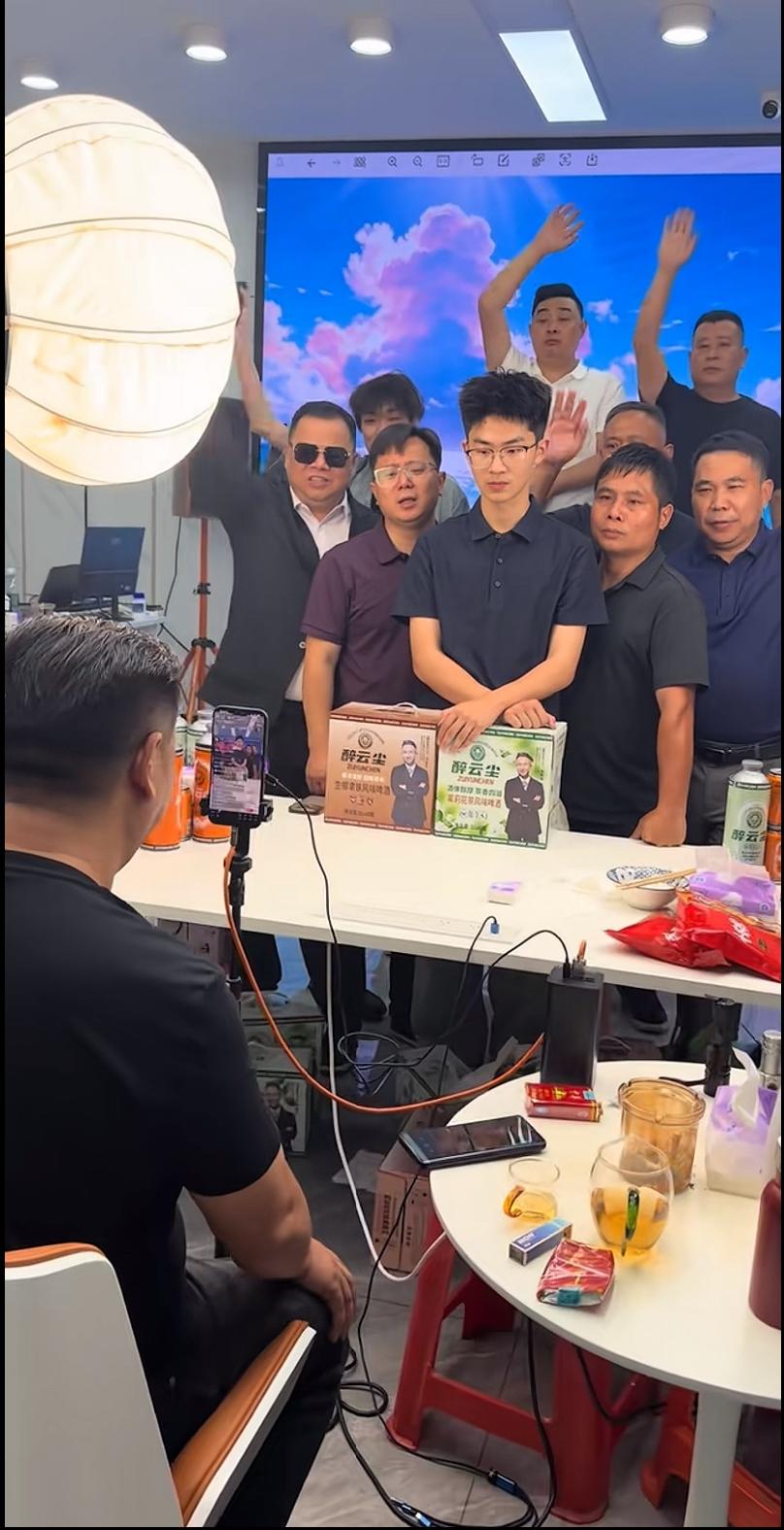 张大炮，抽着80块钱一盒的软中华，正在给儿子拍视频，看桌子上放着两盒软中华。已经