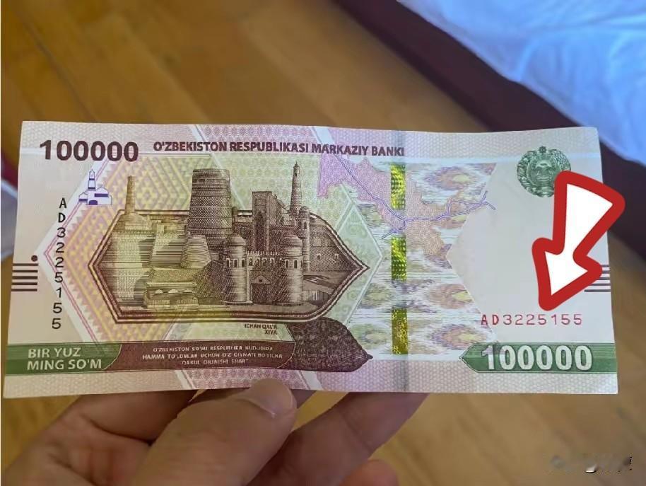 我弟弟是做搬家工作的，昨天帮一户业主搬家，之前说好费用是500元。挪床的时候，他